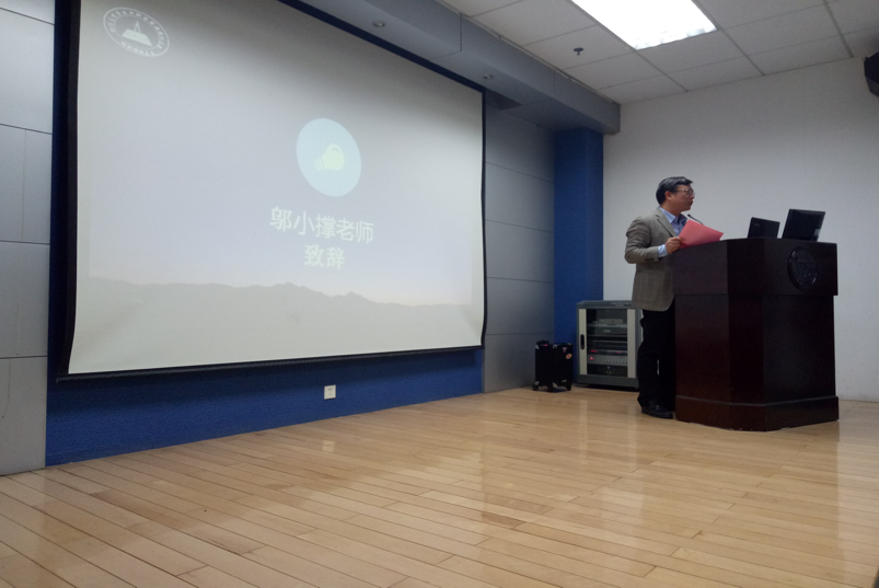 文本框:  图为党委学工部部长与求是学院党委书记邬小撑老师为决赛致辞