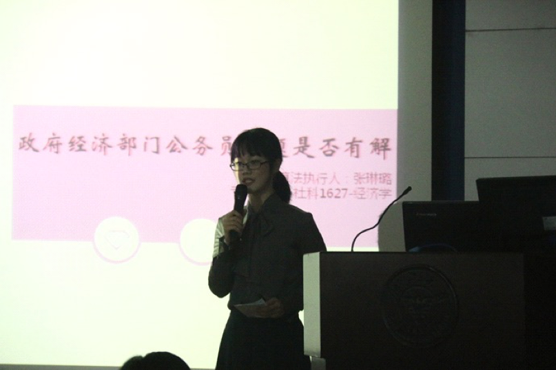 文本框:  图为选手展示自己的生涯规划